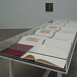 La exposición "Dobles americanismos" de Ed Ruscha en la sala principal de SECESSION