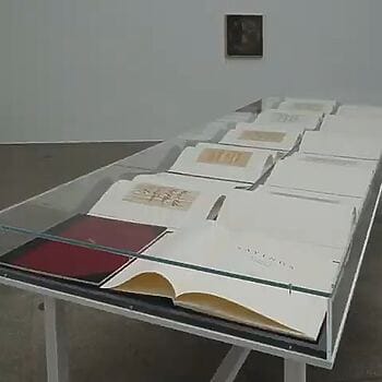 Der Künstler Ed Ruscha und seine Spur in der Welt Kunstwerke 2. weltkrieg Die Ausstellung "Double Americanisms" von Ed Ruscha in der Haupthalle der SECESSION
