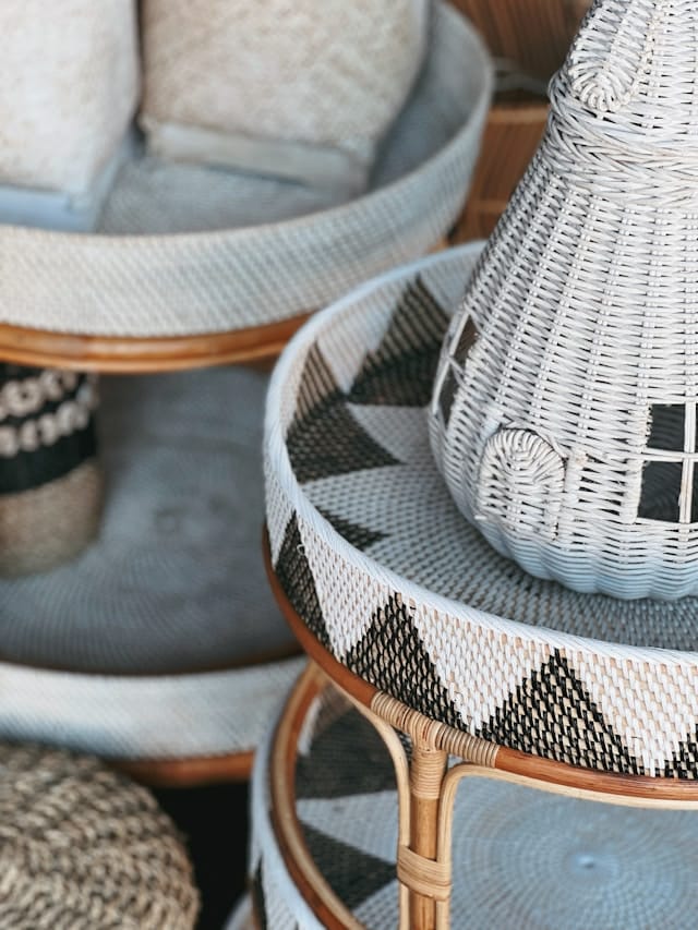 Rattanmöbel für den Innen- und Außenbereich - Ist ihre Popularität berechtigt? Inneneinrichtung boho Beistelltische, Servier-Tabletts und Körbe