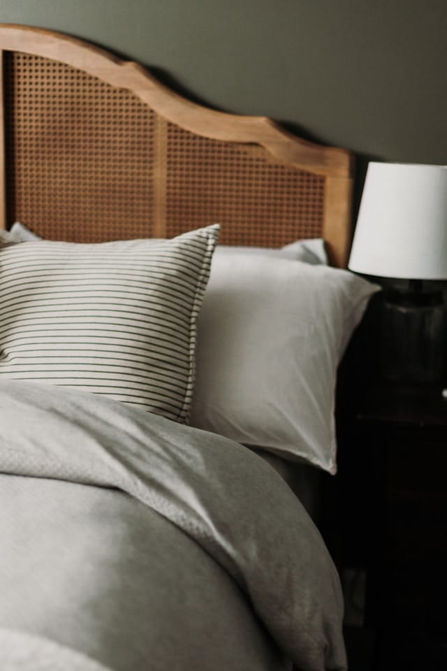 Rattanmöbel für den Innen- und Außenbereich - Ist ihre Popularität berechtigt? Inneneinrichtung boho Schlafzimmer im Midcentury Stil