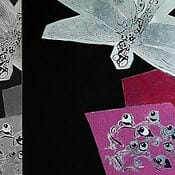 Kanjo Také vor seinem Werk „Water Lily – Dragon Fly“