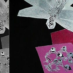 Kanjo Také vor seinem Werk „Water Lily – Dragon Fly“