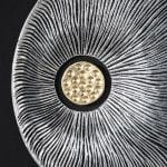 Handgefertigtes Wandobjekt "Pandora" aus Pinienholz hinter Glas, schwarz-silber – Bild 3
