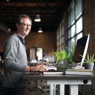 Een ergonomisch ontworpen werkplek met een scherm moet aan diverse eisen voldoen