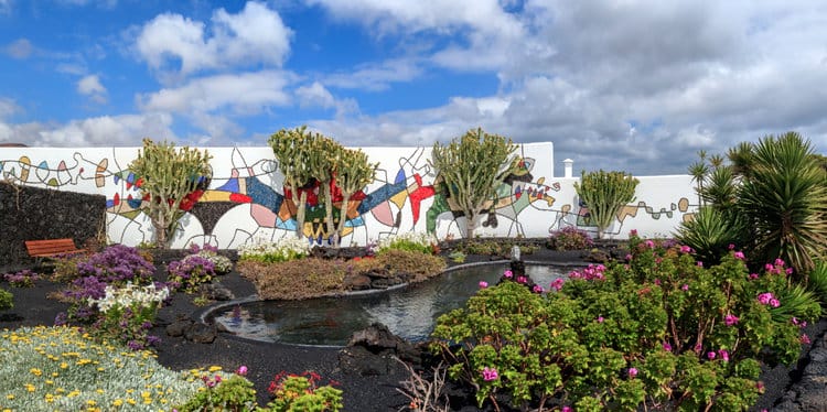 Bemalte Wand eines Parks von César Manrique, Fundación César Manrique, Tahiche, Lanzarote, Kanarische Inseln, Spanien.