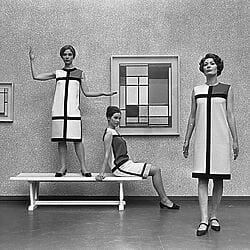 Mondrian Fashion aus Paris, Kleider von Yves Saint. Laurent, die Modelle im Stadtmuseum Den Haag