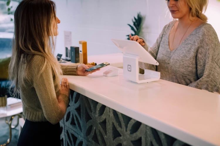 Video-Terminals: Anwendungsmöglichkeiten für Interaktion und persönliche Beratung Multimedia Augmented Reality Ein Video-Kiosk ist eine stationäre Lösung, die es Kunden und Besuchern ermöglicht, über ein Terminal mit einerm Beraterin in Echtzeit zu kommunizieren