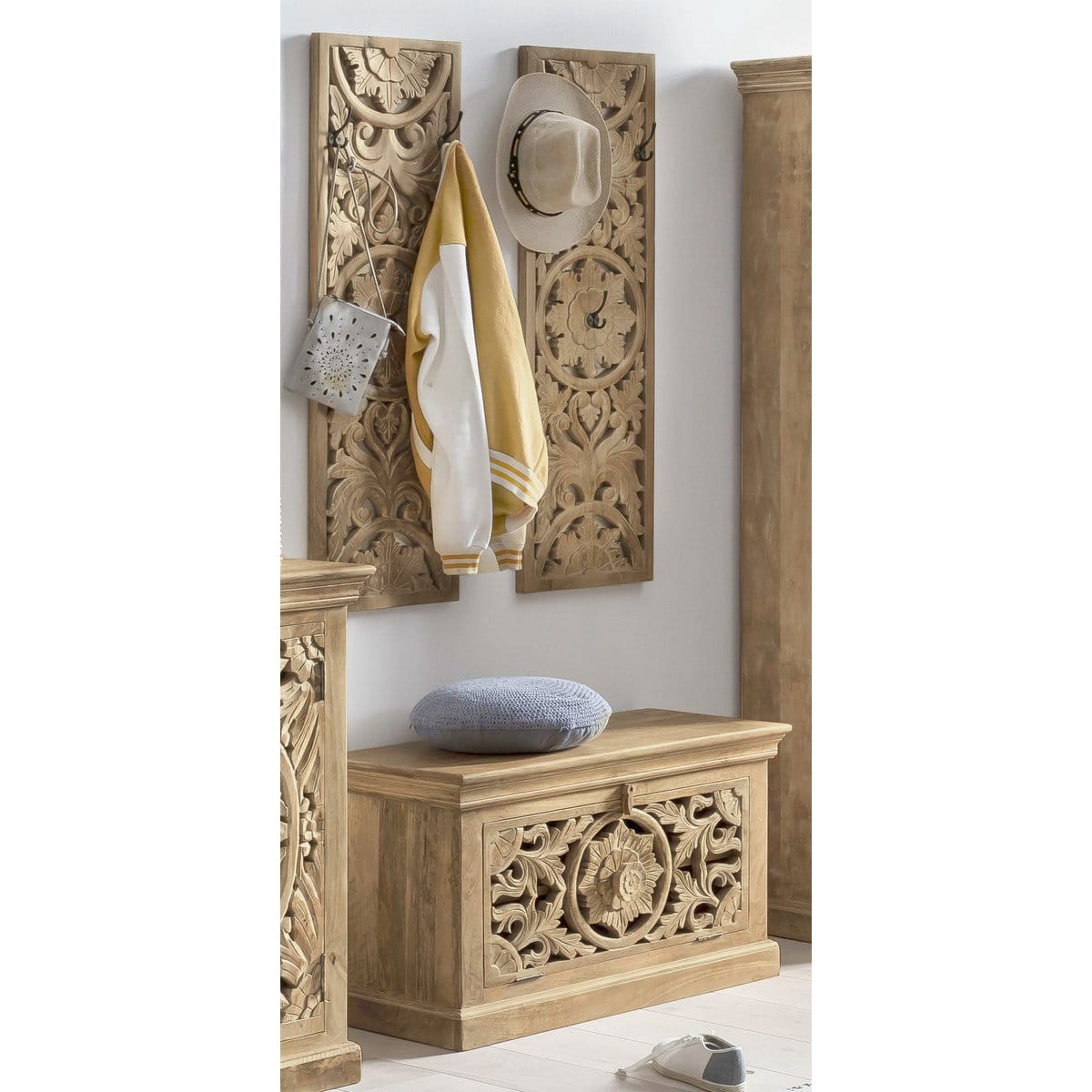 Ensemble de parquet 3 pièces « Carvings » avec sculptures élaborées, bois de manguier, teinte bois naturel chaleureuse Ensemble de parquet 3 pièces « Carvings » avec sculptures élaborées, bois de manguier, teinte bois naturel chaleureuse