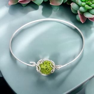 Bracciale minimalista con muschio in una sfera di vetro