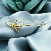 Filigraner Schwalbenflug Gold Armreif - Globetrotter-Schmuck mit vergoldeter Schwalbe als Anhänger Filigraner Schwalbenflug Gold Armreif - Globetrotter-Schmuck mit vergoldeter Schwalbe als Anhänger