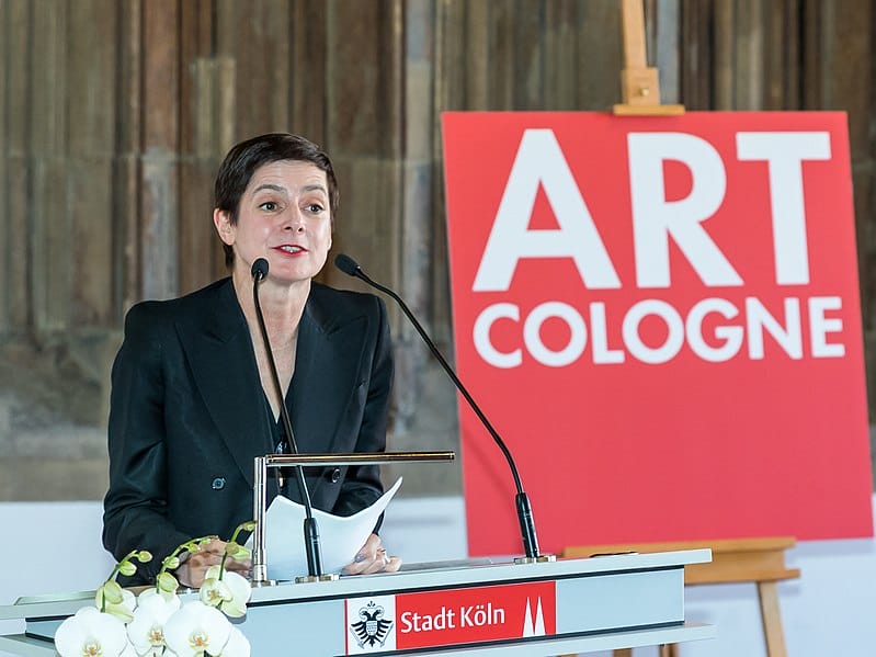 Verleihung des Art Cologne Preises 2018 an die Kunstsammlerin Julia Stoschek im Hansasaal des Historischen Rathauses von Köln; Foto: Susanne Titz, Direktorin des Museums Abteiberg Mönchengladbach, hält die Laudatio