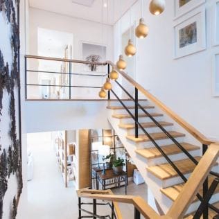 Helles Holz und schwarzes Metall harmonieren perfekt mit minimalistischen Interieurs