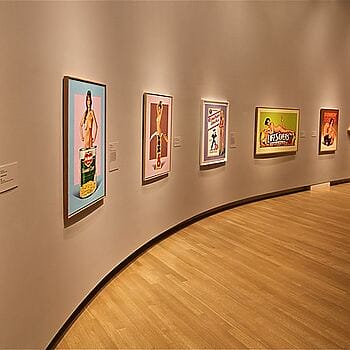 Mel Ramos - Pop-Art Künstler & Schöpfer der Commercial Pin-Up Girls Kunstwerke 20. jahrhundert Mel Ramos – Installationsansicht. Ausstellung im Crocker Art Museum, Sacramento. 2012