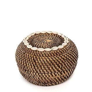 Cestino coloniale a scomparsa realizzato in rattan tinto e conchiglie di ciprea (marrone naturale), taglia: S