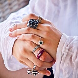 Zahlreiche Kunstbewegungen prägten die Welt des Schmuckdesigns mit ihrer kreativen Energie