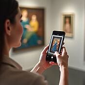 Budgetfreundliche App-Entwicklung: Hochwertige mobile Anwendungen zur Visualisierung von Kunst lassen sich auch mit begrenzten Mitteln realisieren.