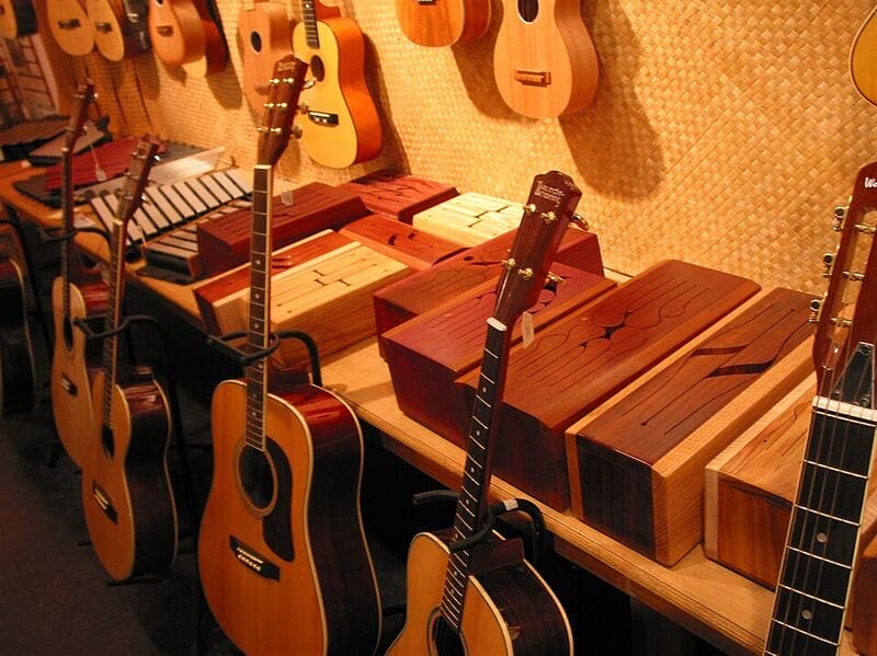 Akustische Gitarren, Ukulelen und Schlitztrommeln in einem Musikinstrumentenladen