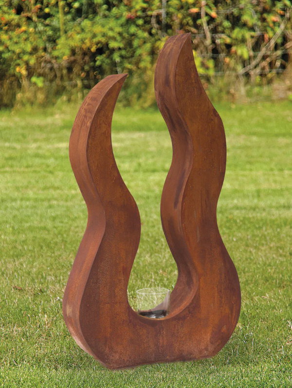 Originelle Gartenskulptur aus stilisierten Flammen, deren geschwungene Formen gut ins florale Ambiente passen