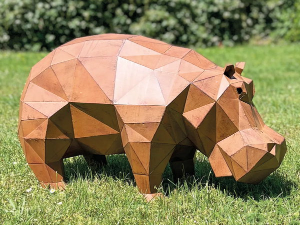 Diese dekorative Gartenskulptur in Rostmetall-Optik begeistert durch ihre raffinierte geometrische Gestaltung