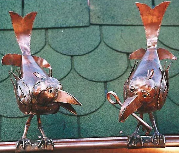 Skulpturen "Zwei Raben auf Dachrinne" aus Kupfer, von Marcus Beitelhoff