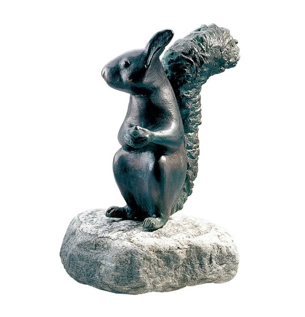 Gartenskulptur Eichhörnchen, Kupfer auf Stein