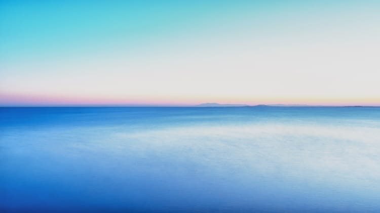Das Mittelmeer, die Silhouette des Berges Saint Loup (Agde) und dann die Pyrenäen im Hintergrund vom Strand von Lazaret (Sète).