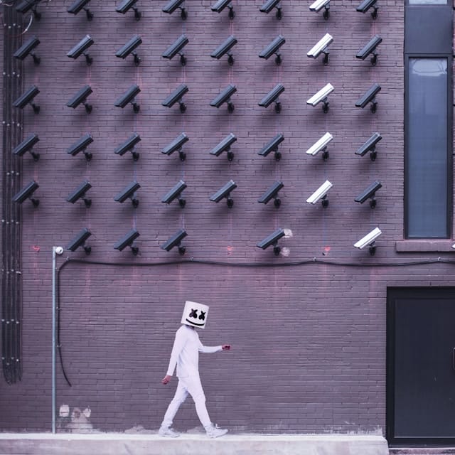 Warum digitale Künstler ein VPN brauchen - Dieses Streetart verbildlicht den Datenhunger und die Tracking-Risiken von Online-Diensten