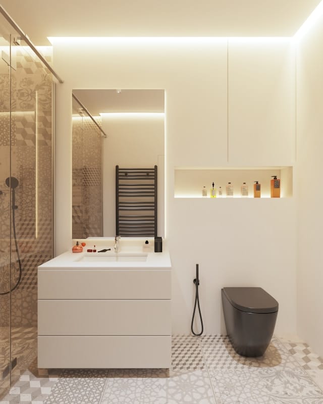 Moderner Mix an Arbeits- und Akzentbeleuchtung im Badezimmer.
