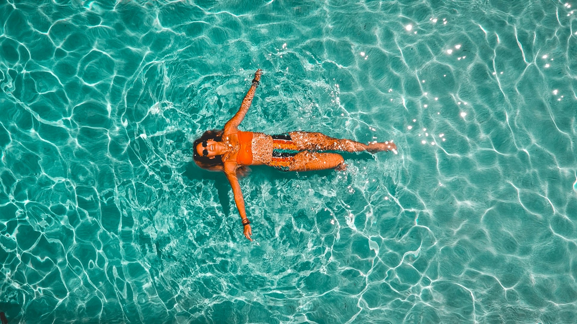 Eine regelmäßige Poolpflege sorgt für ungetrübten Schwimmgenuss