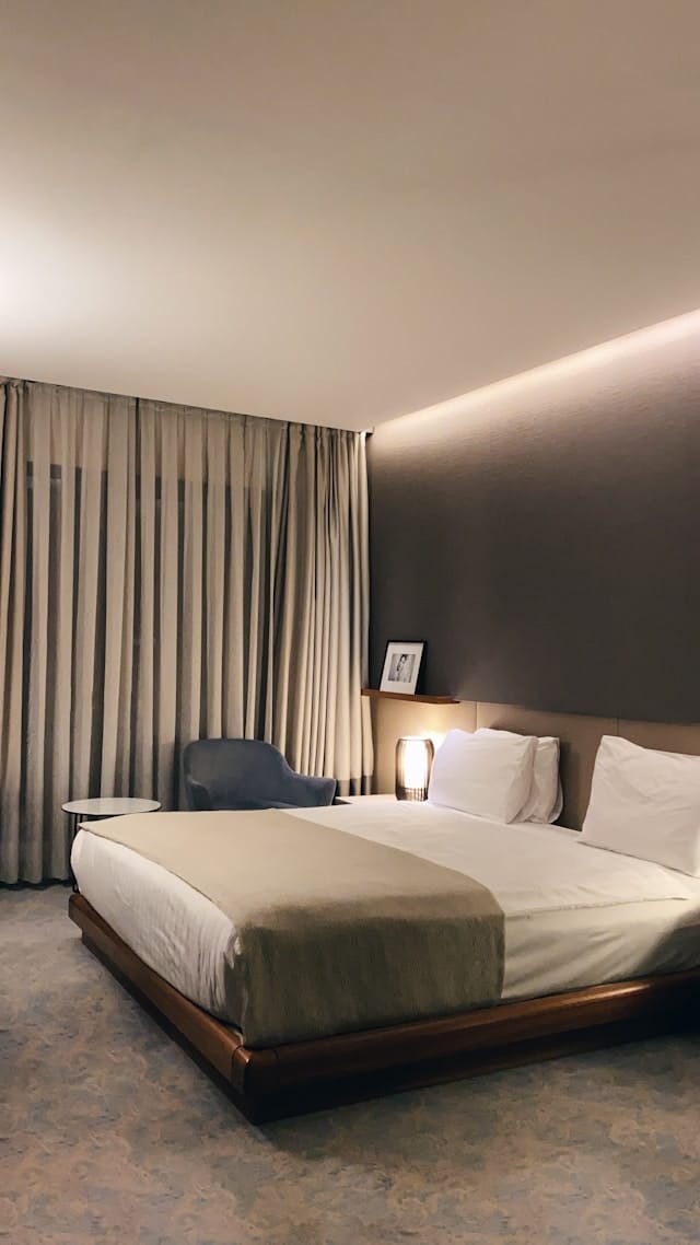 Atmosphärisches Beleuchtungskonzept für ein Schlafzimmer. Abends sollten Blaulichtanteile minimiert werden, um einen gesunden Schlaf zu fördern.