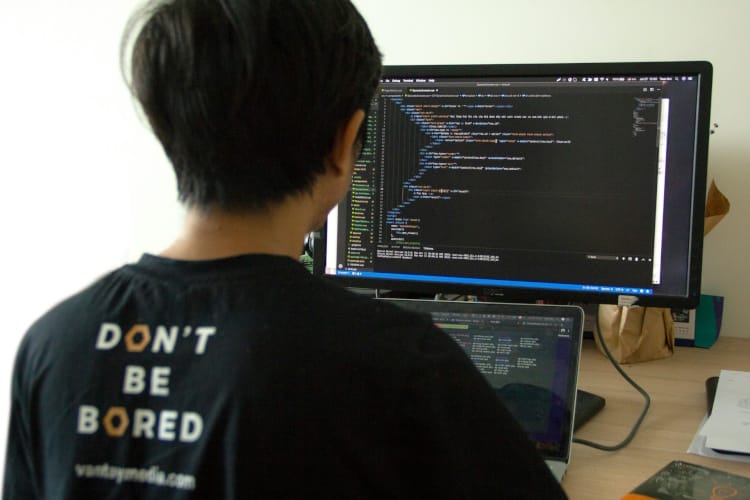 Creative Coding (Kreatives Programmieren) stellt eine innovative, interdisziplinäre Kunstform dar, die die Barriere zwischen Technologen und Künstlern überwindet. 