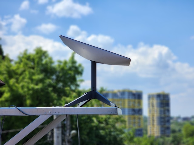 Satelliteninternet per Starlink liefert hohe Geschwindigkeiten selbst in entlegenen Regionen, erfordert jedoch eine gewisse Anfangsinvestition in Hardware.