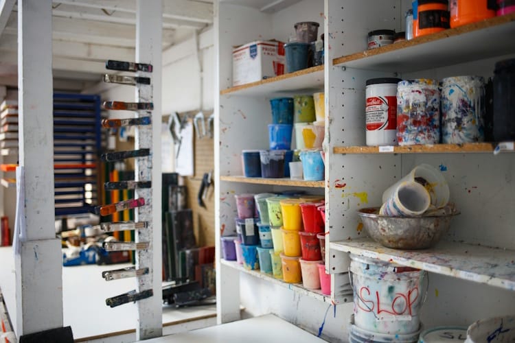 Ein überladenes Atelier kann schon mal den kreativen Raum einschränken - Self-Storage-Optionen bieten flexible Abhilfe.