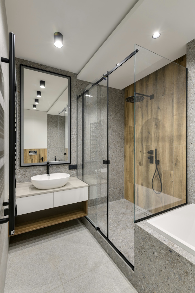 Modernes Badezimmer-Design mit einem nachhaltigen Materialmix.