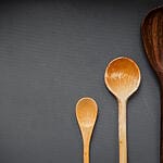 Aufgrund ihrer antibakteriellen Eigenschaften eignet sich Holz gut für Besteck und Küchenutensilien.