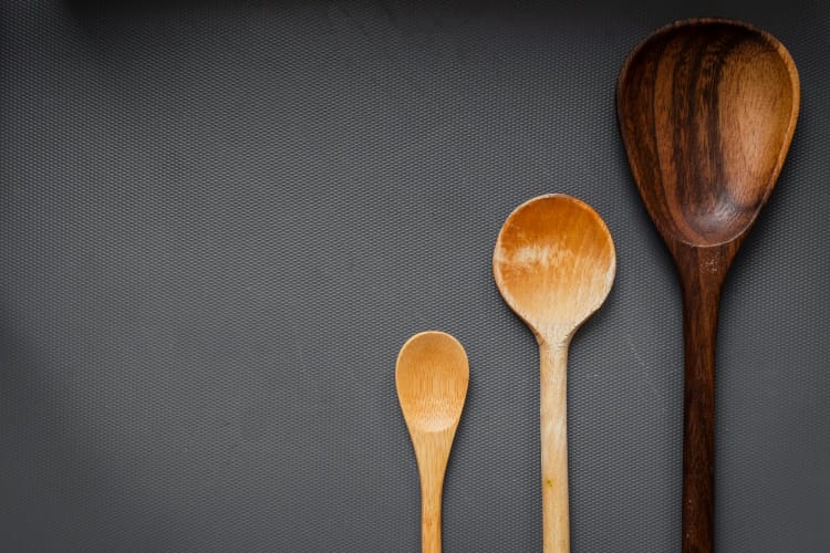 Aufgrund ihrer antibakteriellen Eigenschaften eignet sich Holz gut für Besteck und Küchenutensilien.