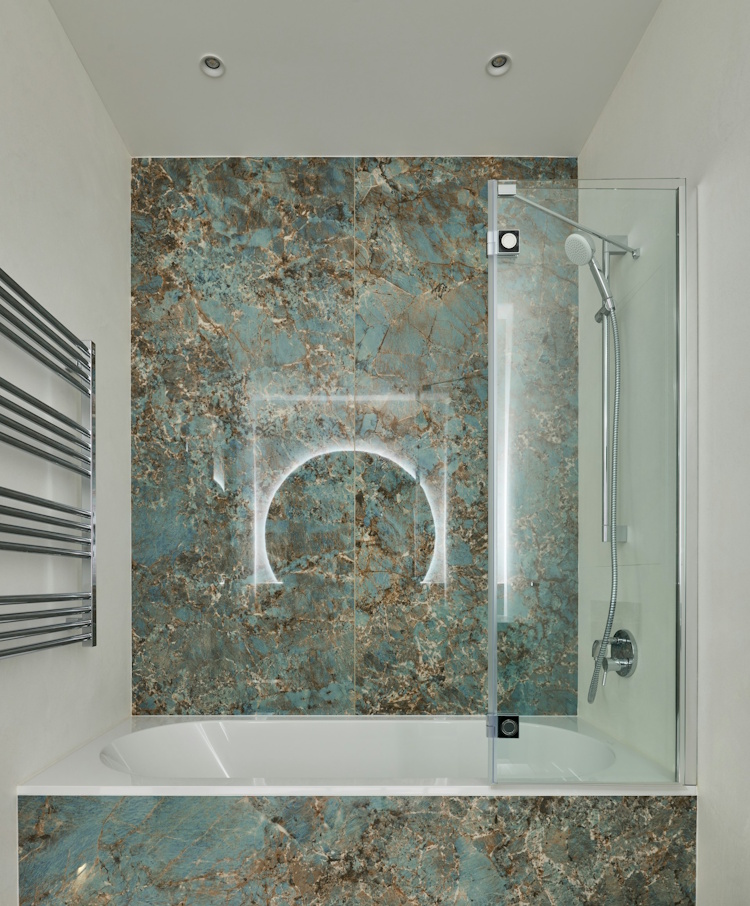 Mit Naturstein (wie Marmor) lassen sich opulente Badezimmer realisieren.