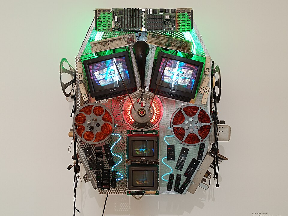 Australopithecus Man von Nam June Paik, ausgestellt in der Kunsthalle Mannheim (Mai 2025)