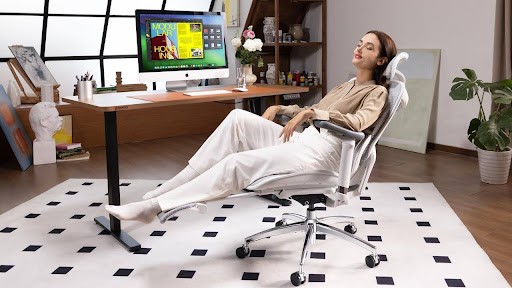 Ergonomie im Homeoffice - Tageslicht und Frischluft werden häufig vernachlässigt.