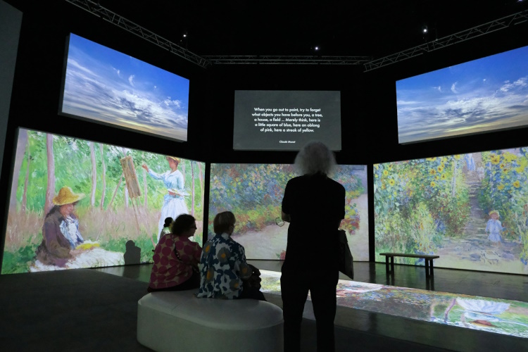 Immersive Ausstellungen - wie hier zu Claude Monet - lassen Besucher tief in die Erfahrungswelten der Künstler:innen eintauchen und liefern erkenntnisreichen Kontext.