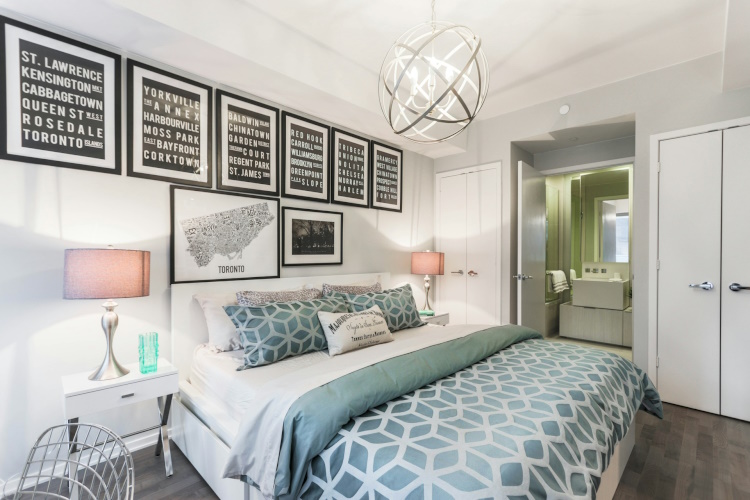 Helles Design Hotelzimmer mit Gallery Wall (Bilderwand)