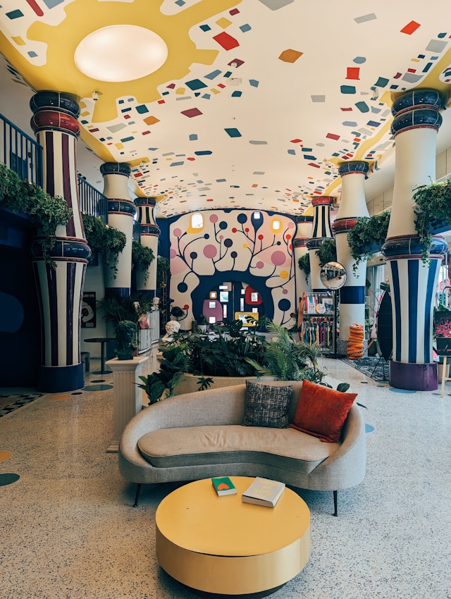 Diese Hotel-Lobby in Bangkok (Thailand) ist ein Gesamtkunstwerk und erinnert entfernt an die spanischen Künstler Miró und Gaudí.