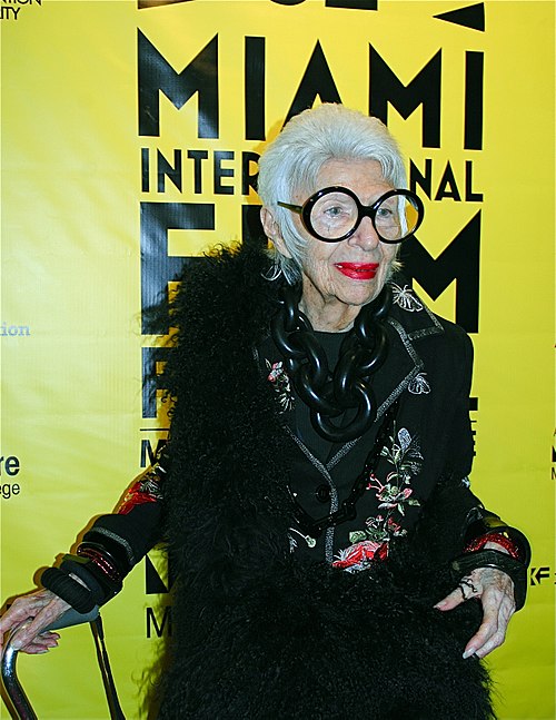 Iris Apfel bei einem öffentlichen Auftritt im O Cinema (Miami Beach) zur Präsentation ihrer Filmbiographie „IRIS“ von Albert Maysles