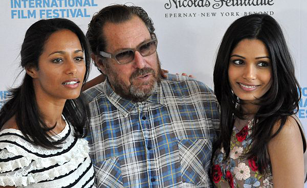 Rula Jebreal, Julian Schnabel und Freida Pinto nehmen am 18. jährlichen Hamptons International Film Festival Chairman's Reception am 9. Oktober 2010 im Haus von Stuart Suna in East Hampton, New York, teil.