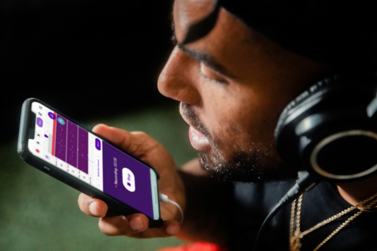 Singen lernen mit App oder Gesangslehrer: Der große Vergleich für Anfänger