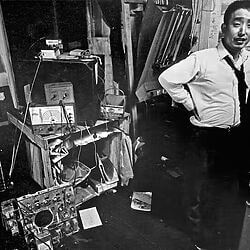 Ein junger Nam June Paik in seiner Kreativwerkstatt