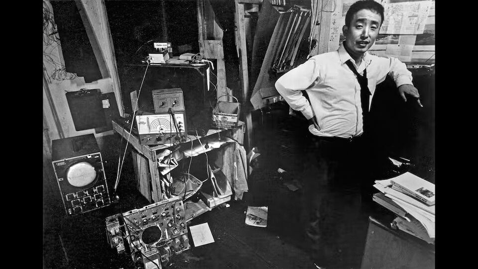 Ein junger Nam June Paik in seiner Kreativwerkstatt