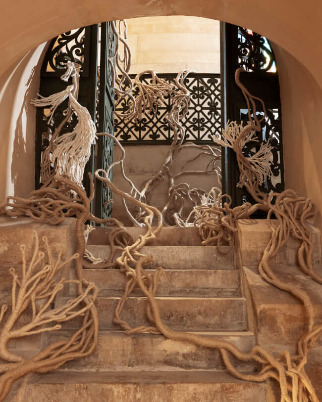 Sur la place de la Bastille, la colonne de juillet, accessible au public par le Centre des monuments nationaux, reste exceptionnellement cachée dans son socle pendant la Paris Design Week et présente à la place l'installation Coraux de la Liberté de l'artiste textile Aude Franjou.