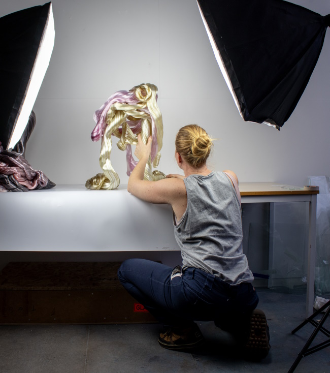 Maria Bang Espersen est une artiste danoise du verre, de la céramique et du conceptuel qui explore une nouvelle forme de verre.