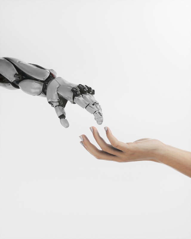 Der Königsweg für Kreative im Umgang mit künstlicher Intelligenz: KI-Tools integrieren, ohne die eigene Authentizität zu verlieren.